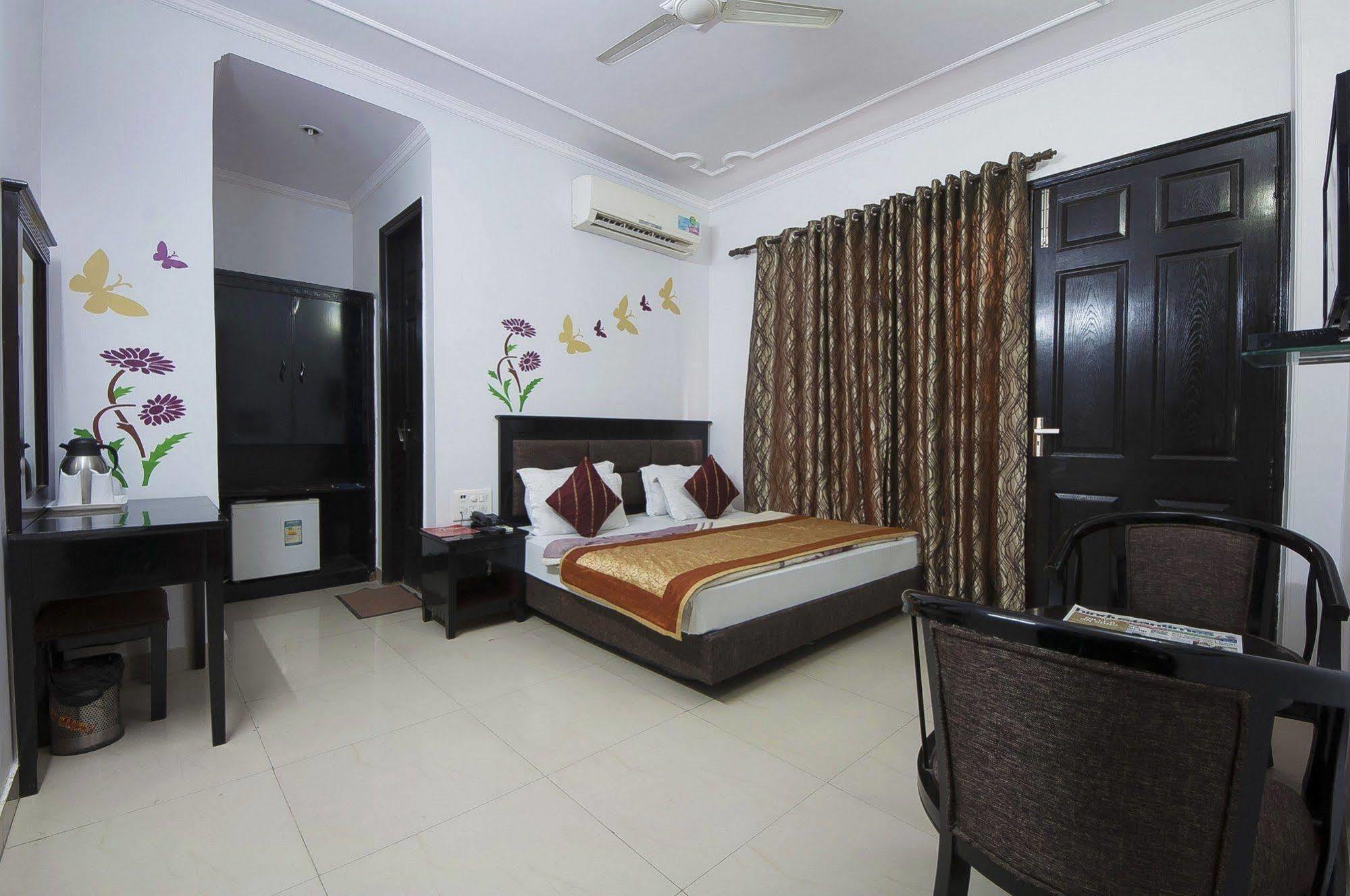 Hotel Sunrise Delhi  Exterior photo