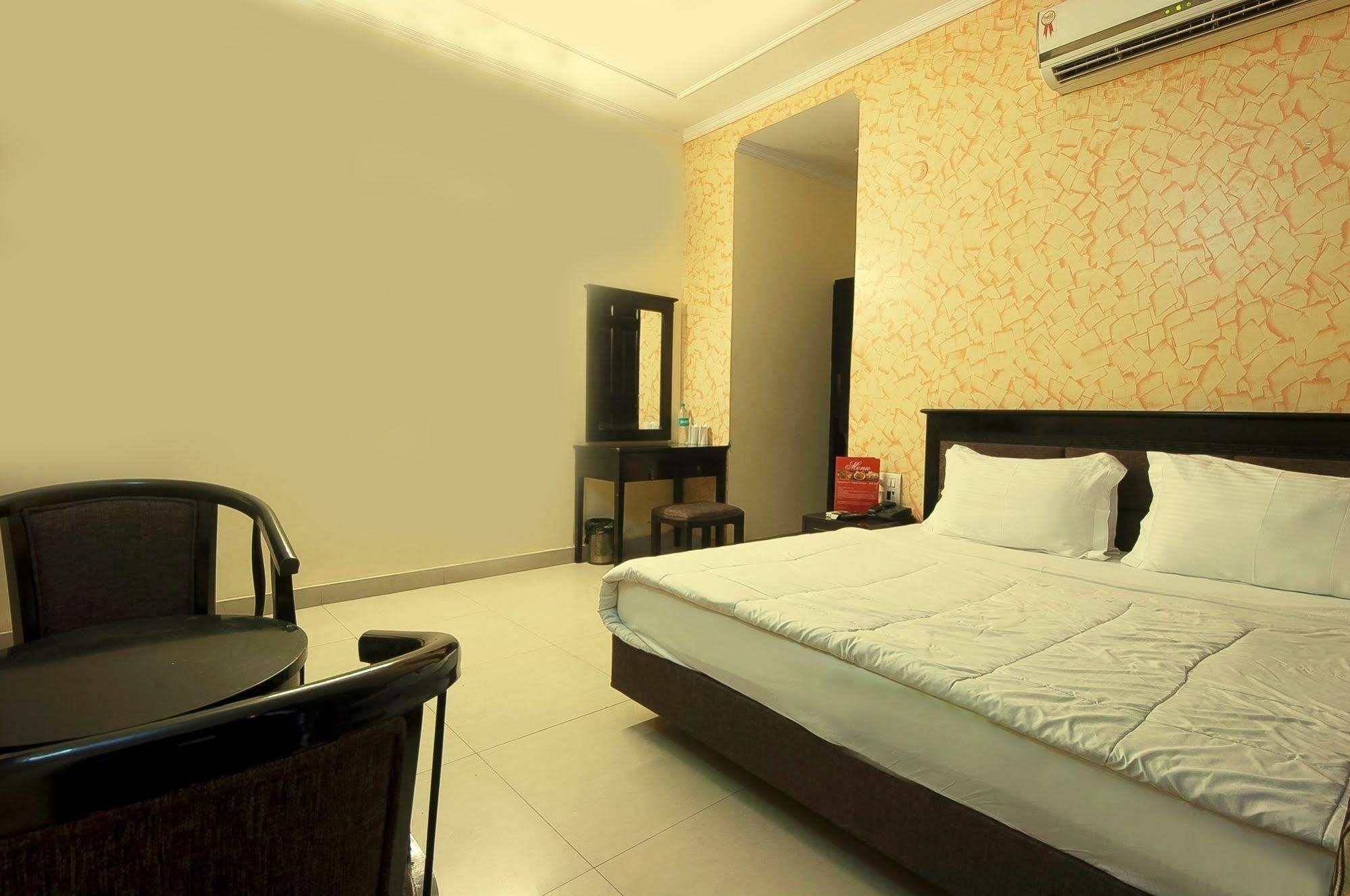 Hotel Sunrise Delhi  Exterior photo